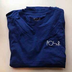 Mörkblå t-shirt från Polar med ett litet tryck fram. Kan mötas upp i Norrköping/Katrineholm eller frakta för 20kr.
