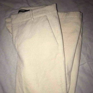 - Ljus beiga manchesterbyxor från bikbok, köpta för ca 1 år sedan. Endast använda en gång! Storlek S. Frakt står köparen för.
