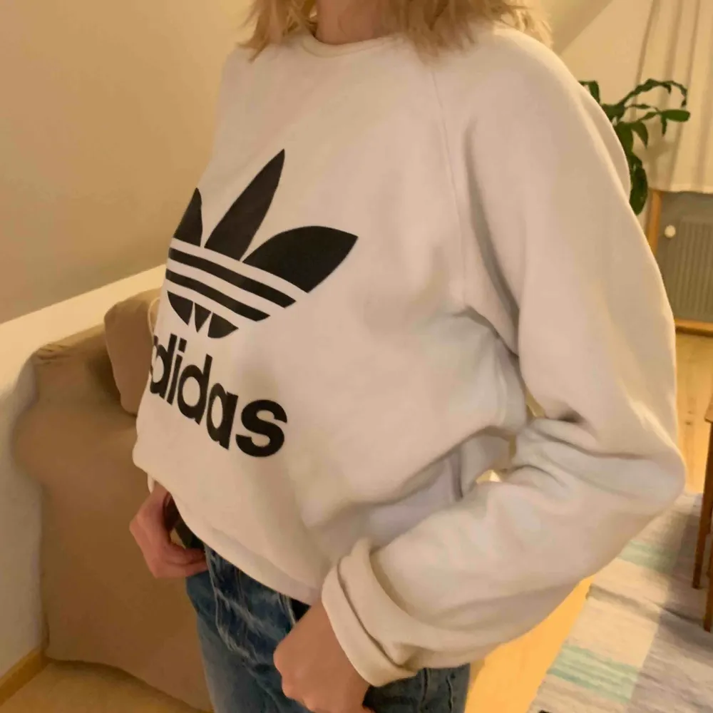 En collage sweatshirt från adidas. Hoodies.