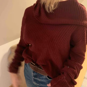  - Vinröd tröja från Stockholm LM köpt på Mq, väldigt overized med långa armar osv