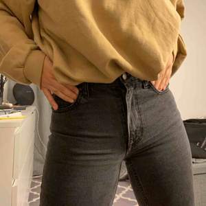 Säljer mina skitsnygga mom jeans från Hm då dem är försmå. Aldrig använda endast testade💓 priset kan alltid diskuteras