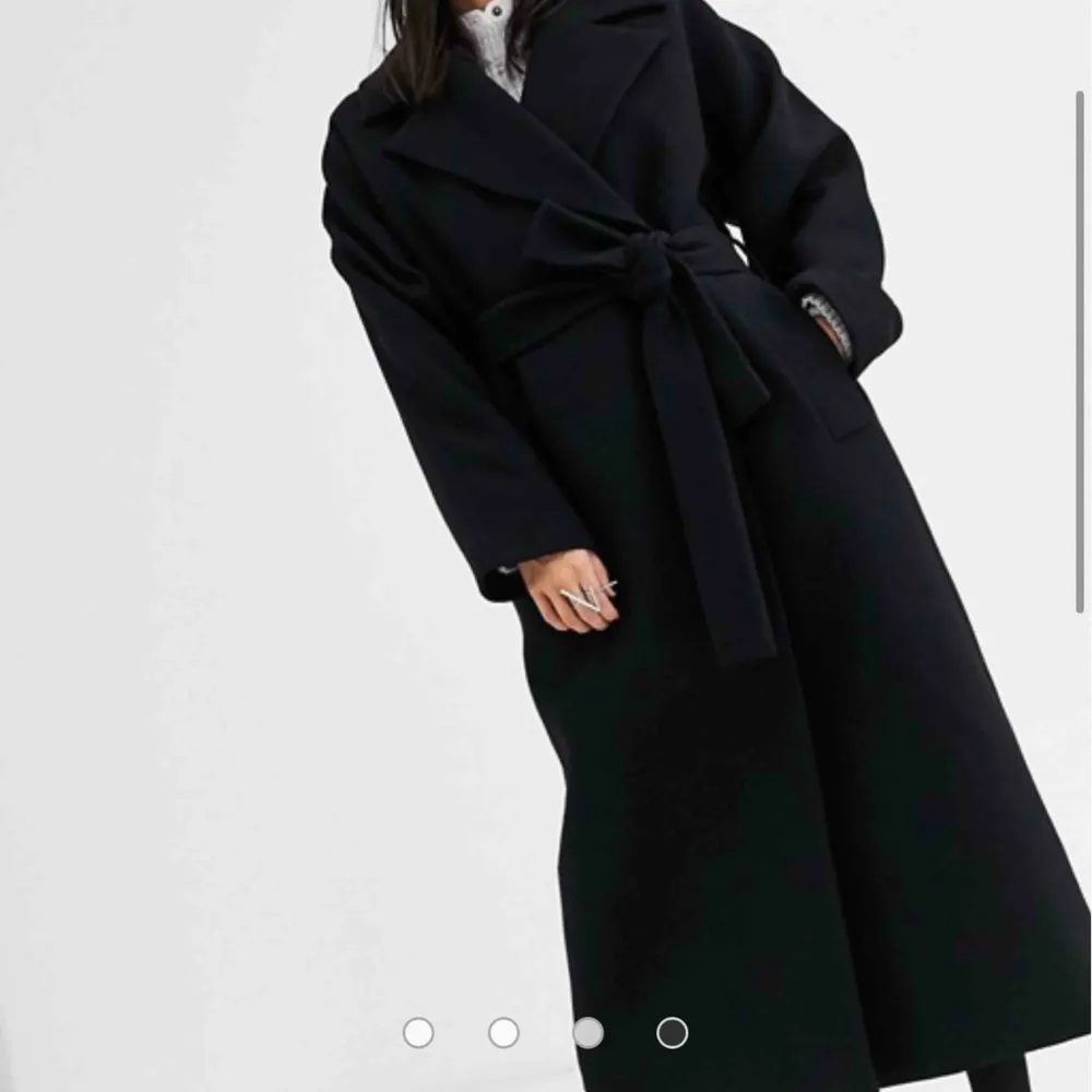 Snygg, lång och trendig oversize kappa från weekday. Inköpspris ca 1500:-, sparsamt använd!  Frakt ingår ej, möts gärna upp i Göteborg eller Borås🖤. Jackor.