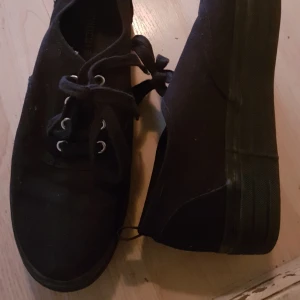  - Svarta platåskor från HM/Divided i strl 39. Superbra skick!