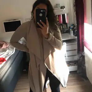 En trenchcoat från Only och köpt på Vero Moda. Bra skick och använd fåtal gånger. Säljer pga för liten storlek.  Köparen står för frakten (brukar ligga på 39-59 kr tror jag)