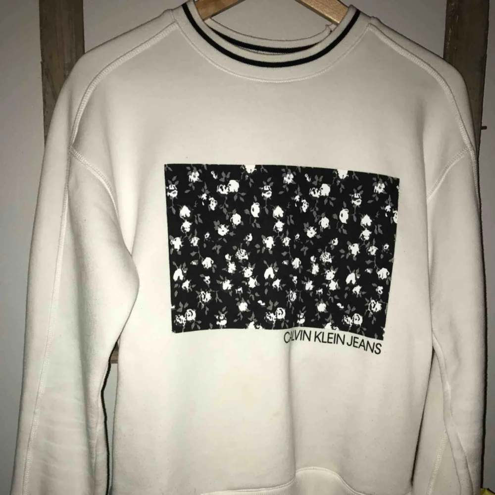 En Calvin Klein sweatshirt, köpt i New York förra sommaren. Helt felfri, jätte fint skick 😁💁‍♀️✨  Frakt: 50kr . Hoodies.