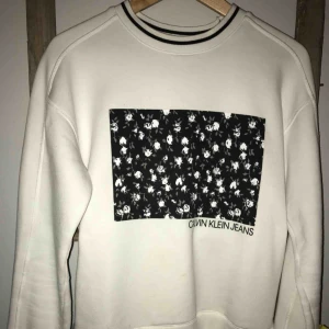  - En Calvin Klein sweatshirt, köpt i New York förra sommaren. Helt felfri, jätte fint skick 😁💁‍♀️✨  Frakt: 50kr 