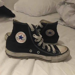  - Trendiga Converse i fink skick, säljer pga för små. 