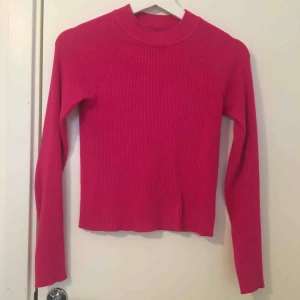  - Jättesnygg polotröja från Bikbok i jättefint skick!  Kan frakta eller mötas upp i Gävle, frakten betalar man själv!💕  ❌OBS! Den ser fläckig ut på bilden, men det är den inte i verkligheten. Färgen är som det ljusaste partiet på bilden!❌