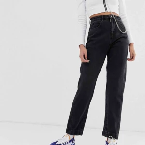  - Säljer dessa svarta momjeans från collusion (asos) då de är för korta för mig. Det står storlek 26/32 men skulle säga att det snarare är 25/30. Möts i slussen eller så tillkommer frakt.