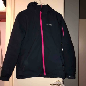  - Everest dunjacka i marinblå och rosa detaljer och rosa inuti. Vet ej vad de är för någon färg som har fastnat på kragen. Kanske går att gnugga bort. Endast 2 år gammal. Köparen står för frakten.