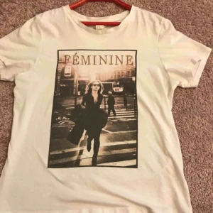  - Snygg, trendig t-shirt från H&M som är slutsåld! Sjukt snygg, använd två gånger och tvättad