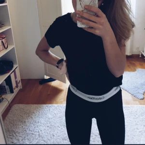  - Äkta helt oanvända Calvin Klein tajts/ mjukisbyxor Jättebra skick och mysiga men kommer inte till användning. Perfekt längd till dig som är runt 160-165💓