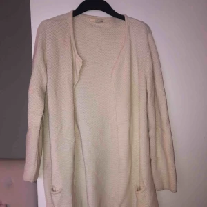  - Längre kofta/jacka från Sibinlinnebjerg i 50 % Merino wool och 50 % akryl