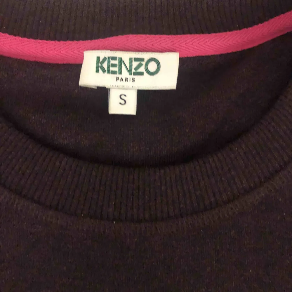 Vinröd college tröja ifrån Kenzo. Använd 2 gånger, super fint skick! . Tröjor & Koftor.