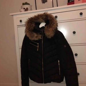  - Äkta holliesjacka i nyskick köptes förra vintern och använd endast ett fåtal gånger. Storlek 40 skulle säga att den passar M/L. Köptes för ca 3500. Jackan är som ny. Säljs pga nyköpt vinterjacka. Priset kan diskuteras. 