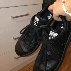  - Så gott som nya Adidas Stan Smith!! Använda max 3 ggr. Strl EU 36 UK 3 1/2  ‼️Köparen står för frakt‼️