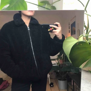  - Teddyjacka/Vinterjacka från Urban Outfitters. Använd men i väldigt bra skick! Den är storlek xs men den är rätt stor och oversize så passar upp till M/L skulle jag säga.