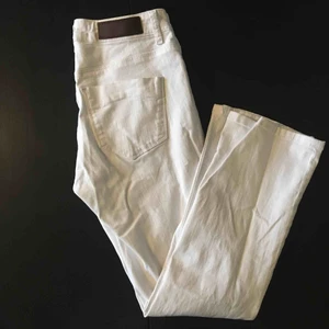  - Babyflare jeans från Monoprix (Paris). Kritvita! Knappt använda. Mycket gott skick!