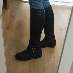  - Bruna höga Johnny Bulls, nypris:2000 kr, jättebra skick! Ny polerade. 