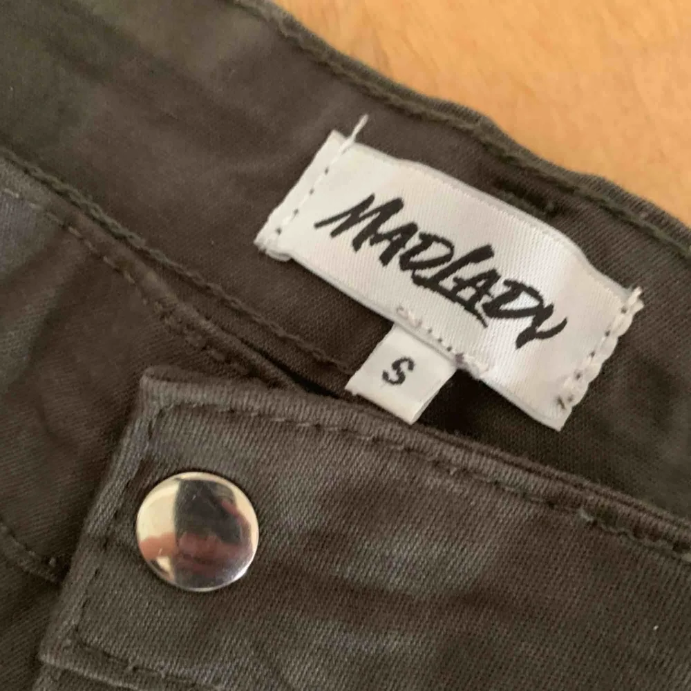 Helt nya cargobyxor från madlaydy. Köpta för 500kr. Säljer pågrund av för storlek.. Jeans & Byxor.