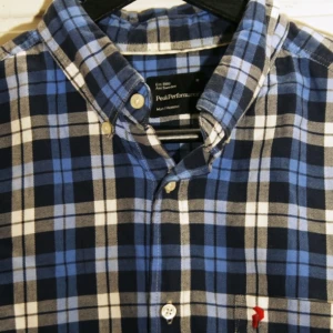  - Skjorta från Peak Performance, jätteskön känsla, lite flannel fast tunnare. Bra skick