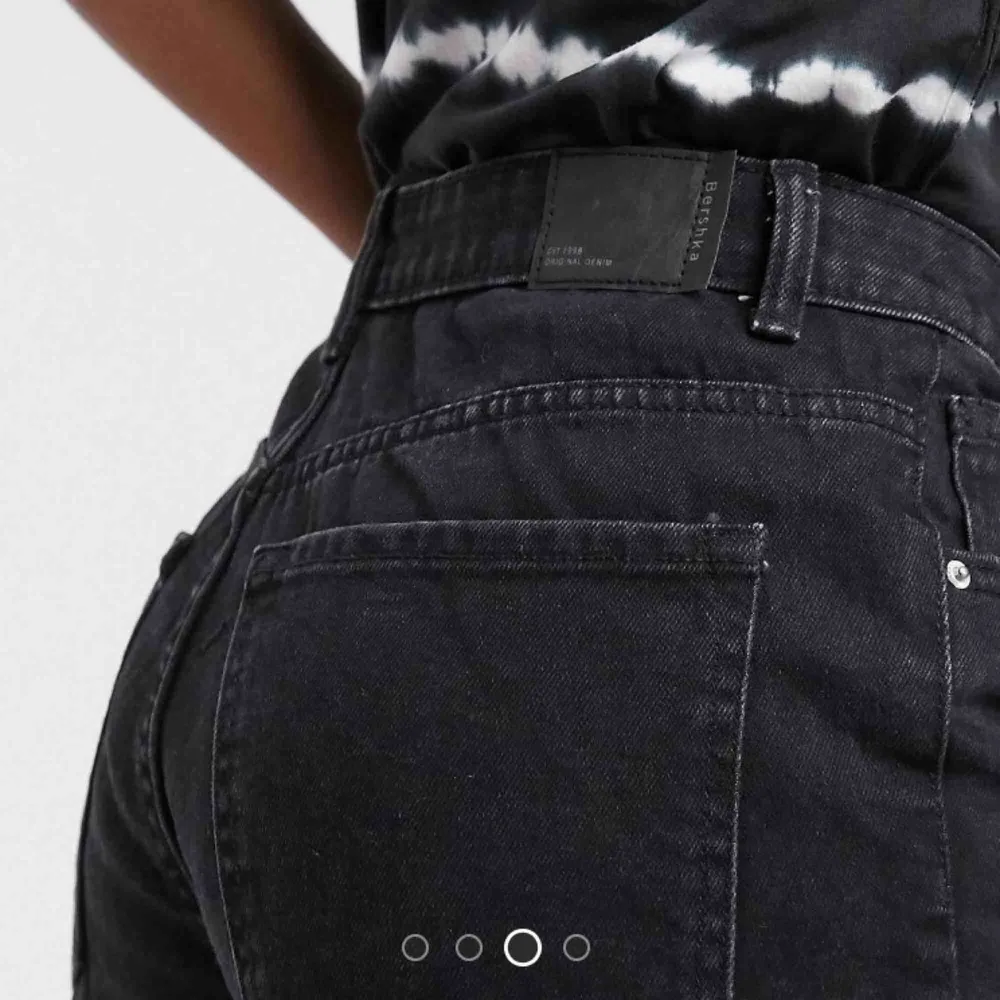 Ett par super snygga svarta mom jeans ifrån Bershka. Tyvärr för stora för mig och därför aldrig använda. Köparen står för frakten:). Jeans & Byxor.