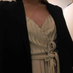  - En randig jumpsuit från hm, det är storlek xs men den är töjbar och är inte så liten som den ser ut att vara. Benen går ner till anklarna på en som är 170cm