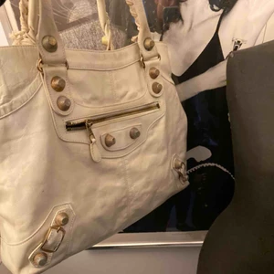  - Balenciaga work bag S/S 2004. Serienummer finns, MADE IN ITALY. I använt skick och har slitage, men fint läder, därav det lägre priset. En blå penna varit i farten, syns ej när den används då färgen är i innanmätet. Skickar gärna fler bilder!