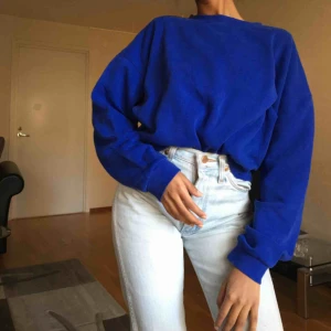  - Tröjan är inte lika blå som på bilden, dock väldigt blå! 💙 Den är i strl L och blir lite oversized på mig! 