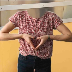  - Svingullig pop-ig tisha från h&m, använd ett fåtal gånger, ser som ny ut.