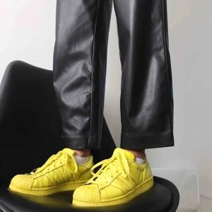  - Gula adidas superstar color. Använda kanske 4 gånger, men var nykter vid alla tillfällen så dom är i toppskick!!  Jag har strl 37, alltid. Men i dessa har jag haft en liten sula i, känns alltså mer som en 38. 