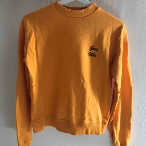  - En snygg ”tjocktröja” från NA-KD. Väl använd men forfarande i väldigt gott skick.  (Köparen står för frakten)