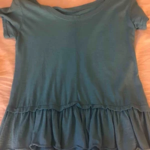  - Säljer en blå tessie blus som aldrig kom till användning, storleken skullen jag nog nästan säga S/M istället för XS. 