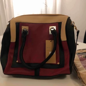  - Finns två styckna! Köparen står för frakt!!