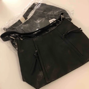  - Finns två styckna i svart!!skriv för intresse! Säljs separat! Köparen står för frakten!!!