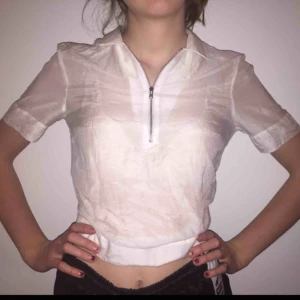  - Jättefin kortärmad vit skjorta med dragkedja fram. Passar till finare tillfällen men också till vardags🤜🤛