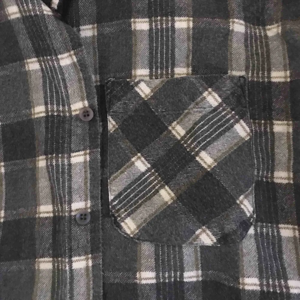 Bomullsskjorta med mörkgrönt/grått rutigt mönster. Mjuk och bekväm. Ursprungligen köpt på UO tror jag men inte säker, nypris ca. 400. Pyttelite sliten men hel och bara använts ett par gånger.. Skjortor.