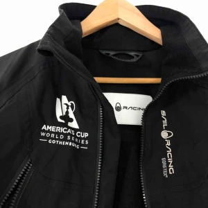  - En riktigt snygg sail racing jacka som tyvärr har blivit för liten, det är dessutom en limited edition America’s cup sail racing jacka:)