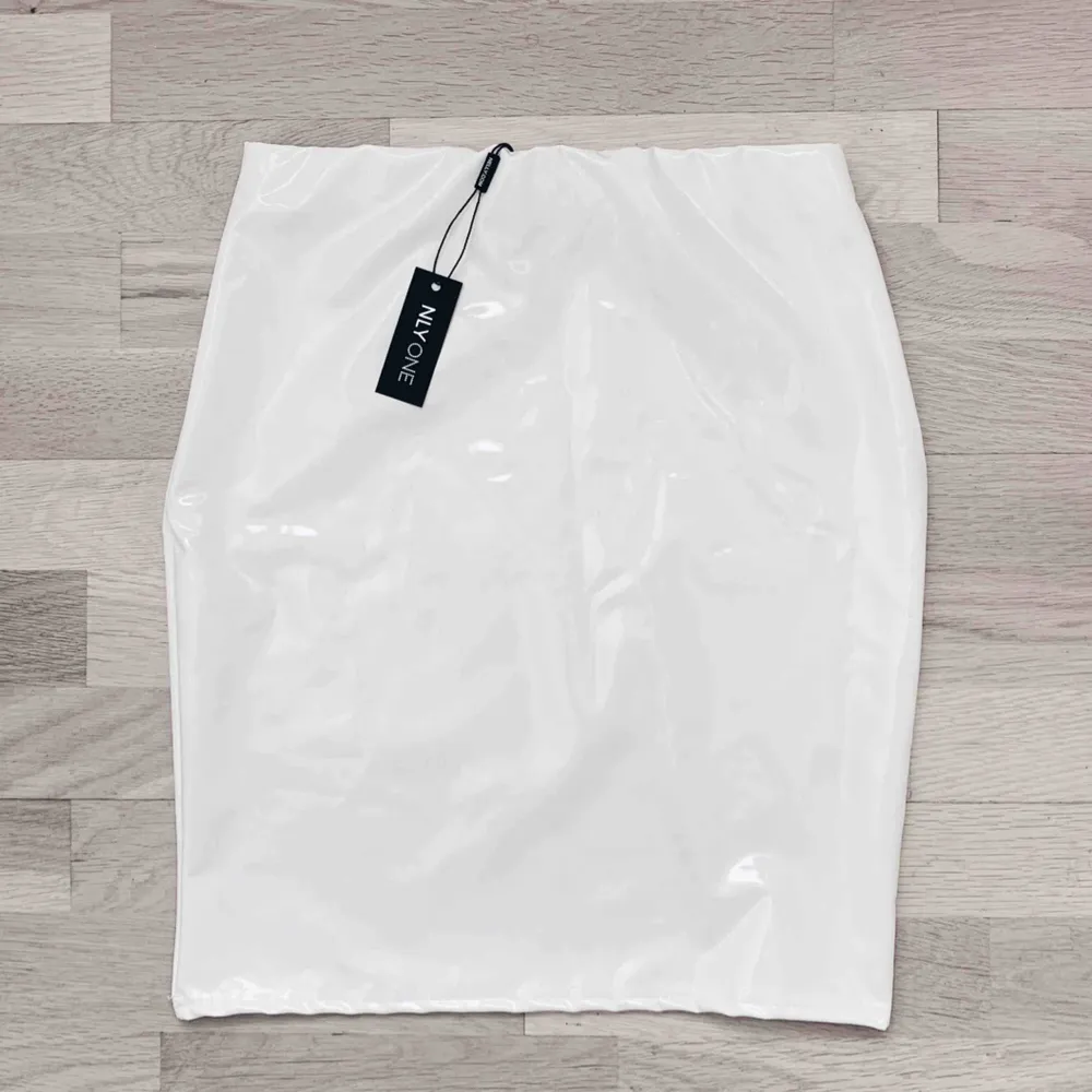 Supersnygg vit latex kjol från Nelly.com! Helt oanvänd med lapp kvar. Frakten ingår i priset✨. Kjolar.