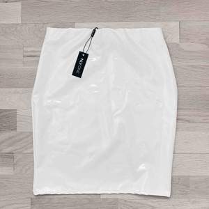 Supersnygg vit latex kjol från Nelly.com! Helt oanvänd med lapp kvar. Frakten ingår i priset✨