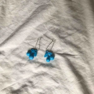  - sjukt snygga örhängen! köpta här på plick för ett tag sen men säljer vidare då de tyvärr inte kommer till användning 