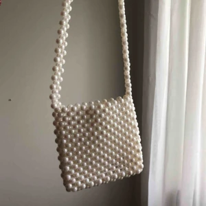  - Superfin axelväska i pärlor! Älskar den verkligen men den kommer tyvärr inte till användning :-/ Frakt tillkommer på 40kr. För mer info se min profil eller skriv!