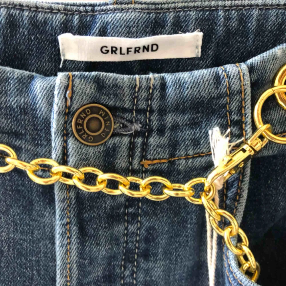 GRLFRND jeans med lite slits nertill. Köpta från revolve för 2100kr. Kedjan i midjan ingår och passar både S och M. Helt som nya, förutom hålen på knäna har jag gjort själv, därav ett så lågt pris i jämförelse med ordinarie. . Jeans & Byxor.