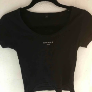  - En magtröja med tryck ”krama mig” använd fåtal gånger