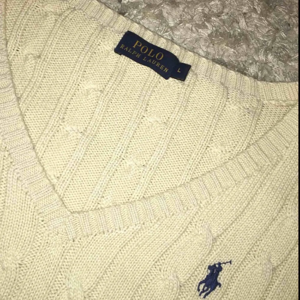 Vit Polo Ralph Lauren tröja Storlek L Aldrig använd  Köptes för 1300 säljer för 299kr  Går att skickas mot fraktkostnad. Stickat.