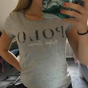 En grå T-shirt från Polo Ralph Lauren Storlek L junior, sitter som en S  Knappt använd  Går att skickas om köparen betalar frakten