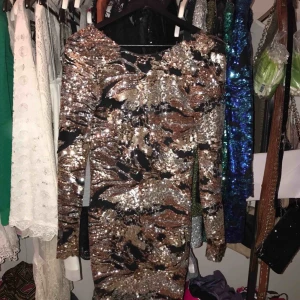  - Klänning från Rebecca Stella for Nelly 