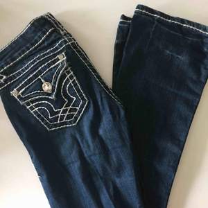 Supersnygga jeans köpta i USA för ca 1000kr! Använda men i bra skick. Säljer pga tyvärr blivit för små :( 