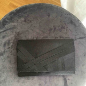  - Svart ngt glansig finväska 