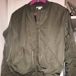  - Fräsch bomber-jacka i olivgrön <3
